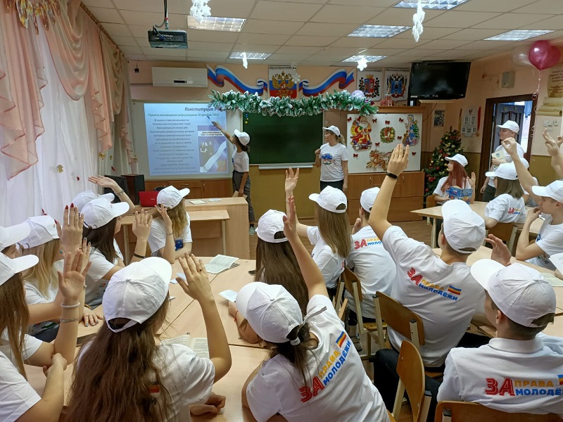 "Знатоки Конституции" из МБОУ «Гимназия № 19»